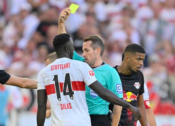 Schiedsrichter Referee Tobias Stieler zeigt Silas Katompa Mvumpa VfB Stuttgart (14) für Foul an Benjamin Henrichs (39) RasenBallsport Leipzig RBL gelbe Karte gelb Verwarnung Gestik Geste VfB Stuttgart vs RB Leipzig RBL 07.08.2022 DFL REGULATIONS PROHIBIT ANY USE OF PHOTOGRAPHS AS IMAGE SEQUENCES AND OR QUASI-VIDEO VfB Stuttgart vs RB Leipzig RBL *** Referee Referee Tobias Stieler shows Silas Katompa Mvumpa VfB Stuttgart 14 for foul on Benjamin Henrichs 39 RasenBallsport Leipzig RBL yellow card yellow warning gesture gesture VfB Stuttgart vs RB Leipzig RBL 07 08 2022 DFL REGULATIONS PROHIBIT ANY USE OF PHOTOGRAPHS AS IMAGE SEQUENCES AND OR QUASI VIDEO VfB Stuttgart vs RB Leipzig RBL