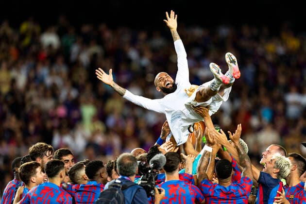 Sport Themen der Woche KW31 Sport Bilder des Tages Sport Bilder des Tages 07.08.2022, xslx, Fussball Torneig Gamper, FC Barcelona, Barca - Pumas UNAM emspor, v.l. Dani Alves (Puma UNAM) wird von FCB Barcelona Spielern hochgeworfen gefeiert (DFL DFB REGULATIONS PROHIBIT ANY USE OF PHOTOGRAPHS as IMAGE SEQUENCES and or QUASI-VIDEO) Barcelona *** 07 08 2022, xslx, football Torneig Gamper, FC Barcelona Pumas UNAM emspor, v l Dani Alves Puma UNAM is celebrated by FCB Barcelona players thrown up DFL DFB REGULATES PROHIBIT ANY USE OF PHOTOGRAPHS as IMAGE SEQUENCES and or QUASI VIDEO Barcelona