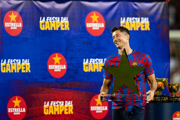 Bilder des Jahres 2022, Sport 08 August Sport Themen der Woche KW31 Sport Bilder des Tages Sport Bilder des Tages 07.08.2022, xslx, Fussball Torneig Gamer, FC Barcelona, Barca - Pumas UNAM emspor, v.l. Robert Lewandowski (FC Barcelona) Pokal bester spieler ehrung (DFL DFB REGULATIONS PROHIBIT ANY USE OF PHOTOGRAPHS as IMAGE SEQUENCES and or QUASI-VIDEO) Barcelona *** 07 08 2022, xslx, football Torneig Gamer, FC Barcelona Pumas UNAM emspor, v l Robert Lewandowski FC Barcelona Pokal bester spieler ehrung DFL DFB REGULATIONS PROHIBIT ANY USE OF PHOTOGRAPHS as IMAGE SEQUENCES and or QUASI VIDEO Barcelona