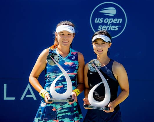 (220808) -- SAN JOSE, Aug. 8, 2022 -- Xu Yifan (R) Yang Zhaoxuan pose for photos with their trophies after winning the women s doubles final against Aoyama Shuko Chan Hao-ching at the 2022 Mubadala Silicon Valley Classic in San Jose, California, the United States, Aug. 7, 2022. (Photo by Arthur Dong Xinhua) (SP)U.S.-SAN JOSE-TENNIS WTA, Tennis Damen 500 WuxXiaoling 