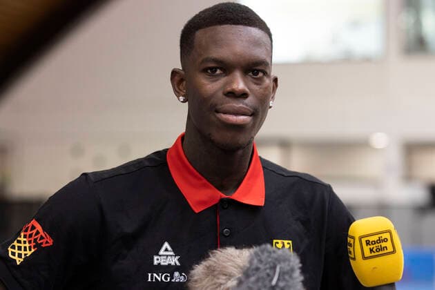 Basketball: Medientraining der Herren-Nationalmannschaft am 08.08.2022 in Köln (Nordrhein-Westfalen). Dennis Schröder im Interview mit Teams vom Fernsehen und Radio Copyright: xKirchner MarcoxSteinbrennerx