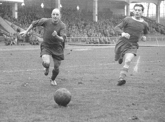 Fortuna Duesseldorf - Westfalia Herne 2:0 17.02.1957 von links Hans -Hänschen- Müller (Fortuna) , rechts Siegfried Burkhardt (W. Herne) *** Fortuna Duesseldorf Westfalia Herne 2 0 17 02 1957 from left Hans Hänschen Müller Fortuna , right Siegfried Burkhardt W Herne HM