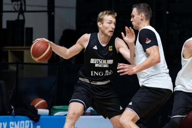 Basketball: Medientraining der Herren-Nationalmannschaft am 08.08.2022 in Köln (Nordrhein-Westfalen). Niels Giffey (links) gegen Johannes Voigtmann Copyright: xKirchner MarcoxSteinbrennerx