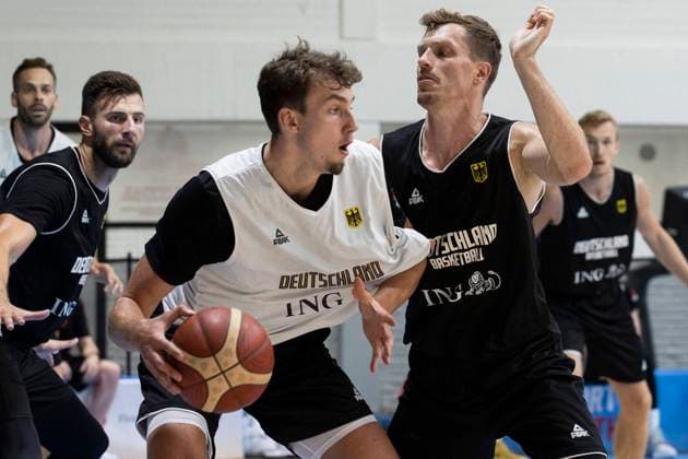 Basketball: Medientraining der Herren-Nationalmannschaft am 08.08.2022 in Köln (Nordrhein-Westfalen). Franz Wagner (links) gegen Andreas Obst Copyright: xKirchner MarcoxSteinbrennerx