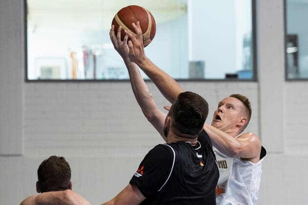 Basketball: Medientraining der Herren-Nationalmannschaft am 08.08.2022 in Köln (Nordrhein-Westfalen). Robin Benzing (rechts) zieht mit dem Ball zum Korb Copyright: xKirchner MarcoxSteinbrennerx