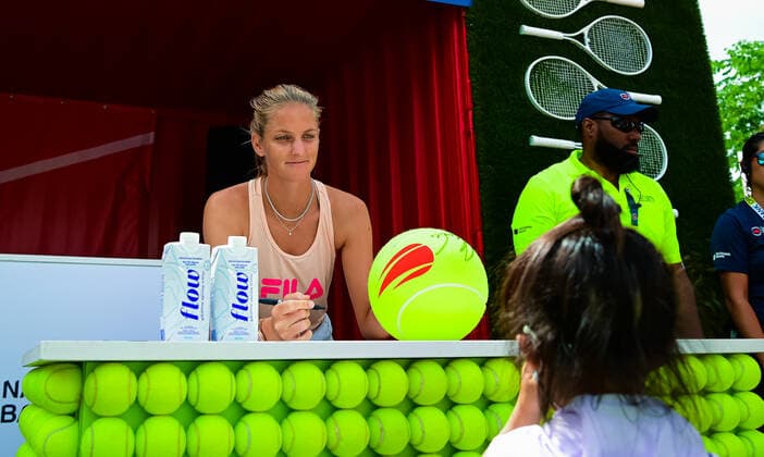 August 7, 2022, TORONTO, CANADA: Karolina Pliskova of the Czech Republic signs autographs at the 2022 National Bank Open WTA, Tennis Damen 1000 tennis tournament TORONTO CANADA - ZUMAa181 20220807_zaa_a181_066 Copyright: xRobxPrangex