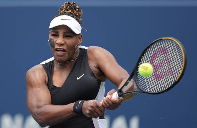 Sport Bilder des Tages (220809) -- TORONTO, Aug. 9, 2022 -- Serena Williams returns a shot during the women s singles first round match between Serena Williams of the United States and Nuria Parrizas Diaz of Spain at the 2022 National Bank Open in Toronto, Canada, on Aug. 8, 2022. (Photo by Xinhua) (SP)CANADA-TORONTO-TENNIS-NATIONAL BANK OPEN-WOMEN S SINGLES ZouxZheng 