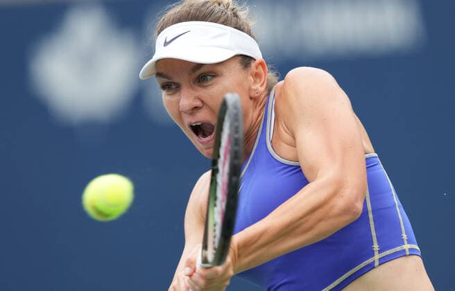 (220809) -- TORONTO, Aug. 9, 2022 -- Simona Halep of Romania returns the ball during the first round of women s singles match between Donna Vekic of Croatia and Simona Halep of Romania at the 2022 National Bank Open in Toronto, Canada, on Aug. 8, 2022. (Photo by Xinhua) (SP)CANADA-TORONTO-TENNIS-NATIONAL BANK OPEN-WOMEN S SINGLES ZouxZheng 