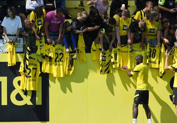 Bilder des Jahres 2022, Sport 08 August Sport Themen der Woche KW32 Sport Bilder des Tages Anthony Modeste (Borussia Dortmund) gibt nach dem Training den Fans Autogramme 09.08.2022, Fussball GER, Saison 2022 23, 1. Bundesliga, Training Borussia Dortmund, Foto: Maik Hölter TEAM2sportphoto Dortmund Nordrhein Westfalen Deutschland *** Anthony Modeste Borussia Dortmund signs autographs to fans after training 09 08 2022, football GER, season 2022 23, 1 Bundesliga, training Borussia Dortmund, photo Maik Hölter TEAM2sportphoto Dortmund Nordrhein Westfalen Germany Team2