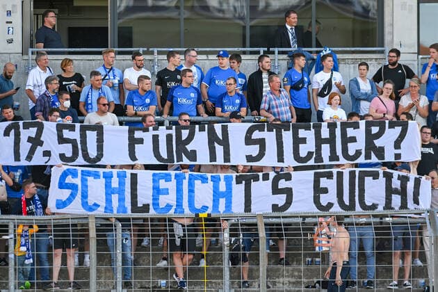 Sport Themen der Woche KW32 Sport Bilder des Tages Fans des SV Meppen zeigen Banner gegen die Stehplatzpreise, Fans, Publikum, Zuschauer, Stimmung, Atmosphäre, Stadion, 09.08.2022, München (Deutschland), Fussball, 3. Liga, TSV 1860 München - SV Meppen, DFB DFL REGULATIONS PROHIBIT ANY USE OF PHOTOGRAPHS AS IMAGE SEQUENCES AND OR QUASI-VIDEO. *** SV Meppen fans show banner against standing room prices, fans, audience, spectators, atmosphere, stadium, 09 08 2022, Munich Germany , football, 3 Liga, TSV 1860 Munich SV Meppen, DFB DFL REGULATES PROHIBIT ANY USE OF PHOTOGRAPHS AS IMAGE SEQUENCES AND OR QUASI VIDEO xslx