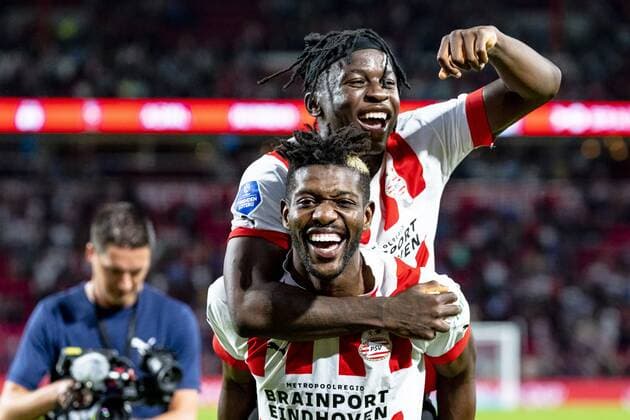Sport Themen der Woche KW32 Sport Bilder des Tages EINDHOVEN, Netherlands, 09-08-2022, football, , Qualification Champions League, season 2022 2023, during the match PSV - AS Monaco, players PSV celebrating the victory after the game, PSV player Ibrahim Sangare, PSV player Johan Bakayoko PSV - AS Monaco  x17741012x Copyright: