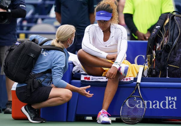 August 9, 2022, Toronto, Ontario, Canada: NAOMI OSAKA speaks to her trainer before retiring from the National Bank Open in Toronto during her match against Kanepi due to a back injury. Toronto Canada - ZUMAm215 20220809_zip_m215_029 Copyright: xArlynxMcAdoreyx