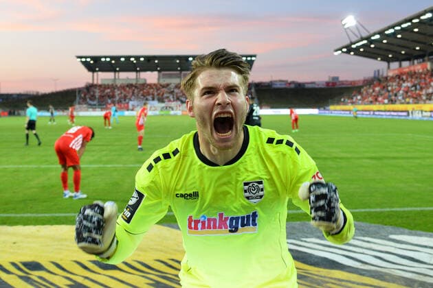 Sport Themen der Woche KW32 Die Zwickauer Spieler erschoepft im Hintergrund, Vincent Mueller (Torwart, MSV Duisburg) vorn, bejubelt den Sieg, FSV Zwickau vs. MSV Duisburg, Fussball, 3. Liga, 09.08.2022 DFL REGULATIONS PROHIBIT ANY USE OF PHOTOGRAPHS AS IMAGE SEQUENCES AND OR QUASI-VIDEO FSV Zwickau vs. MSV Duisburg, Fussball, 3. Liga, 09.08.2022 Zwickau *** Zwickau players shaken in the background, Vincent Mueller goalkeeper, MSV Duisburg in front, celebrating the victory, FSV Zwickau vs MSV Duisburg, soccer, 3 Liga, 09 08 2022 DFL REGULATES PROHIBIT ANY USE OF PHOTOGRAPHS AS IMAGE SEQUENCES AND OR QUASI VIDEO FSV Zwickau vs MSV Duisburg, soccer, 3 Liga, 09 08 2022 Zwickau Copyright: xBertxHarzer xEibner-Pressefotox