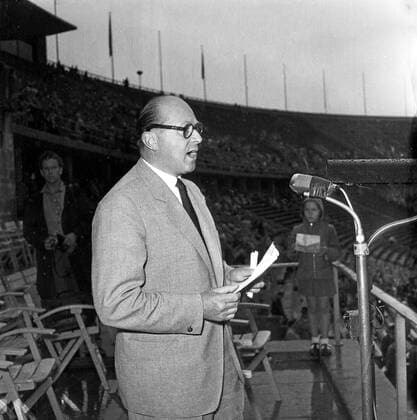 Eröffnung der Handball-Weltmeisterschaft Original-Bildunterschrift: Eröffnung der Handball-Weltmeisterschaft im Berliner Olympiastadion - Präsident Hans Baumann (Schweiz) spricht die Eröffnungsworte, Berlin, Deutschland 1955., Berlin Copyright: Kindermann UnitedArchivesKIN_7402000321