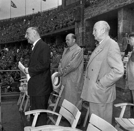 Eröffnung der Handball-Weltmeisterschaft Original-Bildunterschrift: Eröffnung der Handball-Weltmeisterschaft im Berliner Olympiastadion - Auf der Ehrentribüne Dr. Otto Suhr, Präsident Hans Baumann (Schweiz), Dr. Carl Diem, Berlin, Deutschland 1955., Berlin Copyright: Kindermann UnitedArchivesKIN_7402000322