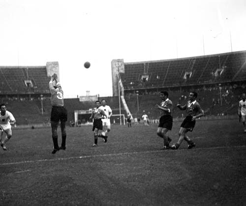 Handball-Weltmeisterschaft 1955 Handball-Weltmeisterschaft 1955 in Berlin. Spiel Deutschland - Portugal: Hermann Will links wirft und Provoat (P) Nr. 3 wehr ab., Berlin Copyright: Kindermann UnitedArchivesKIN_7402000330