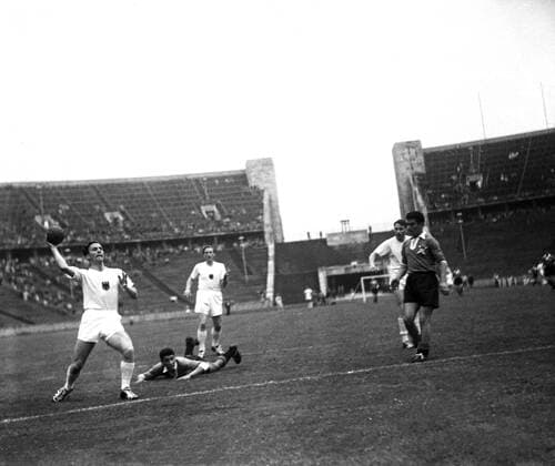 Handball-Weltmeisterschaft 1955 Handball-Weltmeisterschaft 1955 in Berlin. Spiel Deutschland - Portugal: Paul Wanke wirft. Am Boden Provoat (P)., Berlin Copyright: Kindermann UnitedArchivesKIN_7402000331