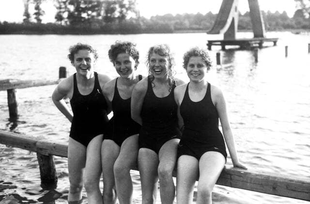 Vierer-Clubkampf im Schwimmen Original-Bildunterschrift: Vierer-Clubkampf im Schwimmen zwischen Hamburger SC, Hannoverscher Sv, Gladbeck 1913 und Berliner Wasserratten im Strandbad Lübars - unser Bild zeigt die siegreiche Staffel über 4 x 100 m Brust von links nach rechts: Karin Voss, Greta Gohl, Marga Fraedrich und Erika Lembke, Berlin, Deutschland 1955., Berlin Copyright: Kindermann UnitedArchivesKIN_7402000400
