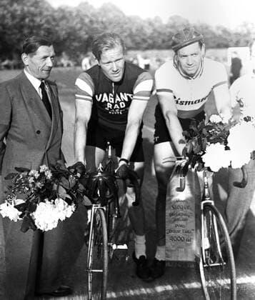 3. Berufsfahrer-Aschenbahn-Rennen Original-Bildunterschrift: 3. Berufsfahrer-Aschenbahn-Rennen im Stadion Rehberge. Unser Bild zeigt: Oskar Tietz, Sieger im Oskar-Tietz-Preis Rudi Theissen, Coor Bakker (Holland), Berlin, Deutschland 1955., Berlin Copyright: Kindermann UnitedArchivesKIN_7402000418