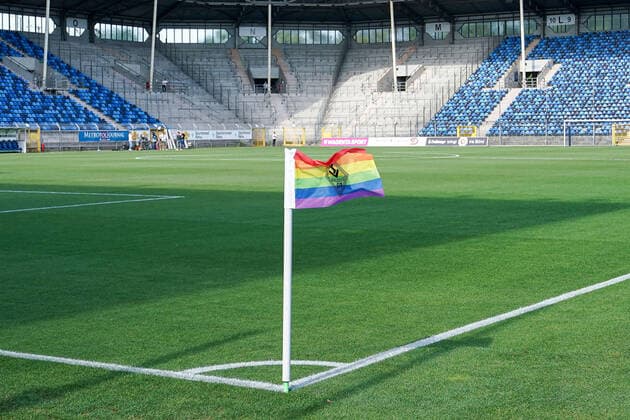 Eine Eckfahne mit dem Vereinslogo des SV Waldhof Mannheim in den Regenbogenfarben weht im Wind, als Zeichen für Diversity und Vielfalt im Fußball gegen Homophobie, Farben des Regenbogens, Regenbogen, Logo, Aktion gegen Ausgrenzung und Diskriminierung, für eine bunte Gesellschaft, Symbolfoto, Symbolbild, Symbol, Blick in den Innenraum, Stadioninnenraum, Panorama, 10.08.2022, Mannheim (Deutschland), Fussball, 3. Liga, SV Waldhof Mannheim - FC Erzgebirge Aue, DFB DFL REGULATIONS PROHIBIT ANY USE OF PHOTOGRAPHS AS IMAGE SEQUENCES AND OR QUASI-VIDEO.