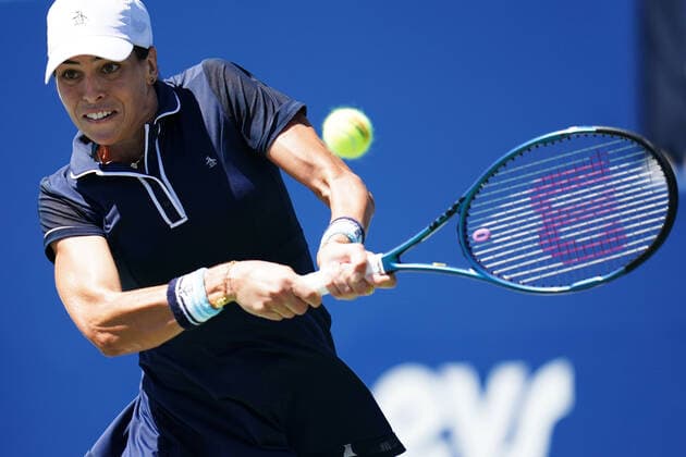August 10, 2022, Toronto, Ontario, Canada: AJIA TOMLJANOVIC hits a shot during her game against Iga Swiatek. Swiatek is currently ranked number one in the world on the WTA, Tennis Damen Tour. Toronto Canada - ZUMAm215 20220810_zip_m215_001 Copyright: xArlynxMcAdoreyx