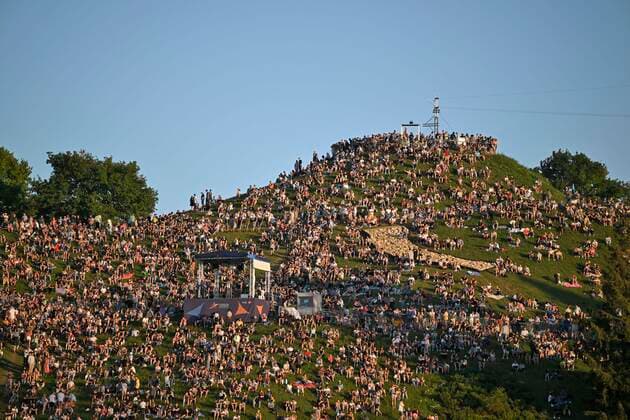 10.08.2022, European Championchips München 2022, Europäische Mehrsportveanstaltung im Olympiapark München, Sportfreunde Stiller spielen zur Eröffnung. Dafür haben sich einige tausende Zuschauer auf dem Olympiaberg versammelt.