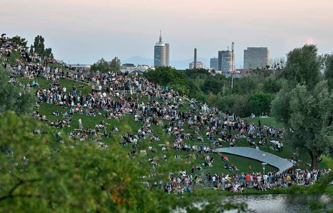 10.08.2022, European Championchips München 2022, Europäische Mehrsportveanstaltung im Olympiapark München, Sportfreunde Stiller spielen zur Eröffnung .Einige Tausend Zuschauer haben sich auf dem Oympiaberg versammelt.