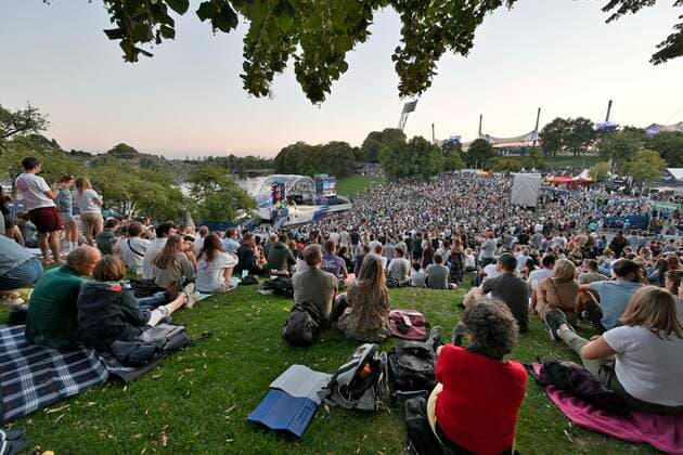 10.08.2022, European Championchips München 2022, Europäische Mehrsportveanstaltung im Olympiapark München, Sportfreunde Stiller spielen zur Eröffnung .Einige Tausend Zuschauer haben sich auf dem Oympiaberg versammelt.