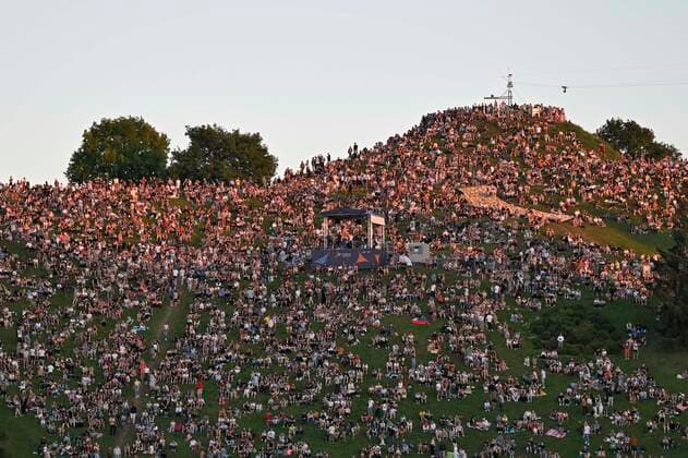 Sport Bilder des Tages 10.08.2022, European Championchips München 2022, Europäische Mehrsportveanstaltung im Olympiapark München, Sportfreunde Stiller spielen zur Eröffnung .Einige Tausend Zuschauer haben sich auf dem Oympiaberg versammelt.