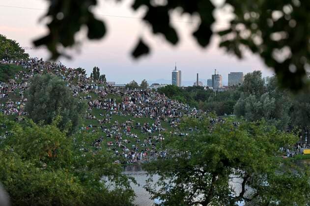 10.08.2022, European Championchips München 2022, Europäische Mehrsportveanstaltung im Olympiapark München, Sportfreunde Stiller spielen zur Eröffnung .Einige Tausend Zuschauer haben sich auf dem Oympiaberg versammelt.