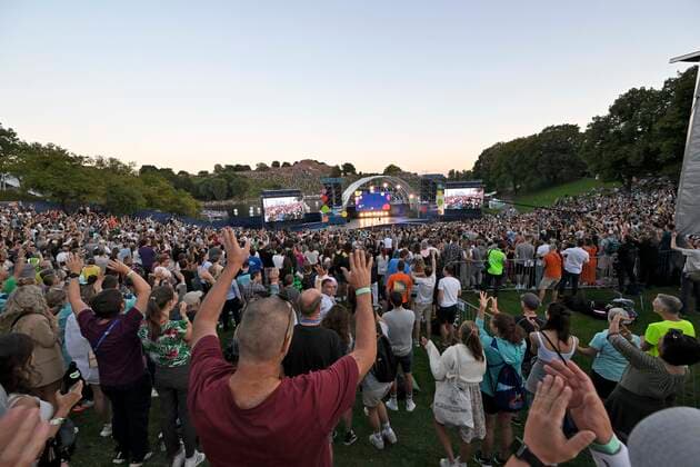 Sport Bilder des Tages 10.08.2022, European Championchips München 2022, Europäische Mehrsportveanstaltung im Olympiapark München, Sportfreunde Stiller spielen zur Eröffnung .Einige Tausend Zuschauer haben sich auf dem Oympiaberg versammelt.