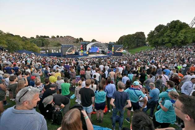 10.08.2022, European Championchips München 2022, Europäische Mehrsportveanstaltung im Olympiapark München, Sportfreunde Stiller spielen zur Eröffnung .Einige Tausend Zuschauer haben sich auf dem Oympiaberg versammelt.