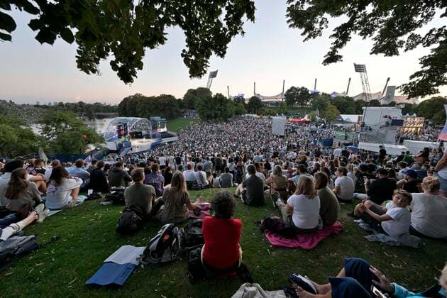 10.08.2022, European Championchips München 2022, Europäische Mehrsportveanstaltung im Olympiapark München, Sportfreunde Stiller spielen zur Eröffnung .Einige Tausend Zuschauer haben sich auf dem Oympiaberg versammelt.