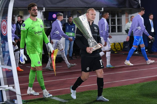 Sport Themen der Woche KW32 Sport Bilder des Tages Fußball UEFA Super Cup Real Madrid - Eintracht Frankfurt am 10.08.2022 im Olympiastadion in Helsinki Kevin Trapp ( Frankfurt ), links - Sebastian Rode ( Frankfurt ), rechts - mit dem UEFA-Cup *** Soccer UEFA Super Cup Real Madrid Eintracht Frankfurt on 10 08 2022 at the Olympic Stadium in Helsinki Kevin Trapp Frankfurt , left Sebastian Rode Frankfurt , right with the UEFA Cup xHDx