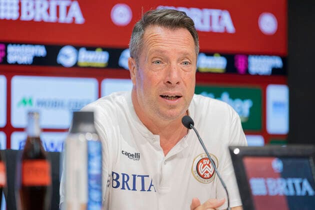 10.08.2022, xavx, Fussball 3.Liga, SV Wehen Wiesbaden - SpVgg Bayreuth emspor, v.l. Trainer Markus Kauczinski (SV Wehen Wiesbaden) auf der Pressekonferenz nach dem Spiel (DFL DFB REGULATIONS PROHIBIT ANY USE OF PHOTOGRAPHS as IMAGE SEQUENCES and or QUASI-VIDEO) Wiesbaden