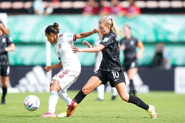 Alajuela, Costa Rica, August 10th 2022: Alyssa Whinham (10 New Zealand) and Natalia Mauleon (7 Mexico) battle for the ball (duel) during the FIFA U20 Womens World Cup Costa Rica 2022 football match between New Zealand and Mexico at Morera Soto in Alajuela, Costa Rica. (Daniela Porcelli SPP) Copyright: xDanielaxPorcellix xSPPx spp-en-DaPoSp-20220810-JDP07848
