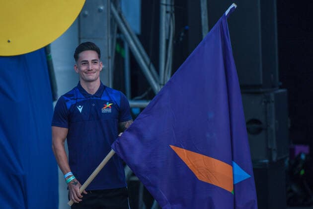 Eröffnungstag - Marcel Nguyen mit der Fahner der Veranstaltung bei der Eröffnungsfeier der European Championships in München am 10.08.2022, Deutschland, Oberbayern München Olypiapark Oberbayern Deutschland