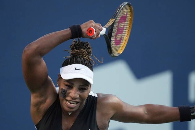 August 10, 2022, TORONTO, ON, CANADA: Serena Williams, of the USA, returns the ball against Belinda Bencic, of Switzerland, during the National Bank Open tennis tournament in Toronto on Wednesday, August 10, 2022. Serena Williams; Belinda Bencic - ZUMAc35_ 20220810_zaf_c35_131 Copyright: xNathanxDenettex