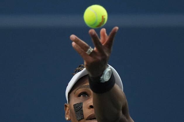 August 10, 2022, TORONTO, ON, CANADA: Serena Williams, of the USA, serves against Belinda Bencic, of Switzerland, during the National Bank Open tennis tournament in Toronto on Wednesday, August 10, 2022. Serena Williams; Belinda Bencic - ZUMAc35_ 20220810_zaf_c35_140 Copyright: xNathanxDenettex