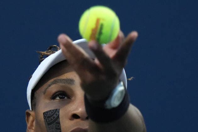 August 10, 2022, TORONTO, ON, CANADA: Serena Williams, of the USA, serves against Belinda Bencic, of Switzerland, during the National Bank Open tennis tournament in Toronto on Wednesday, August 10, 2022. Serena Williams; Belinda Bencic - ZUMAc35_ 20220810_zaf_c35_144 Copyright: xNathanxDenettex