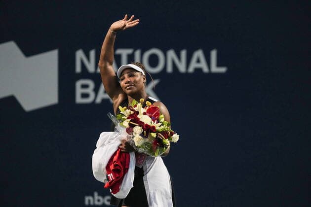 Sport Themen der Woche KW32 Sport Bilder des Tages August 10, 2022, TORONTO, ON, CAN: Serena Williams, of the USA, leaves the court carrying flowers and waving to fans after her defeat against Belinda Bencic, of Switzerland, during the National Bank Open tennis tournament in Toronto on Wednesday, August 10, 2022. Serena Williams  - ZUMAc35_ 20220810_zaf_c35_147 Copyright: xChrisxYoungx