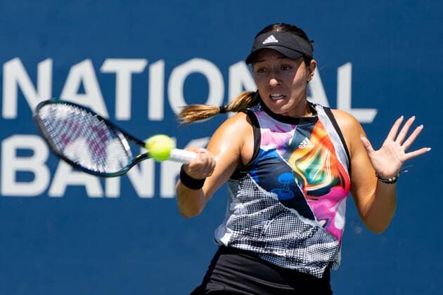 TORONTO, ON - AUGUST 10: Jessica Pedula returns the ball during her National Bank Open tennis tournament second round match on August 10, 2022, at Sobeys Stadium in Toronto, ON, Canada. (Photo by Julian Avram Icon Sportswire) TENNIS: AUG 10 National Bank Open Icon2208101120