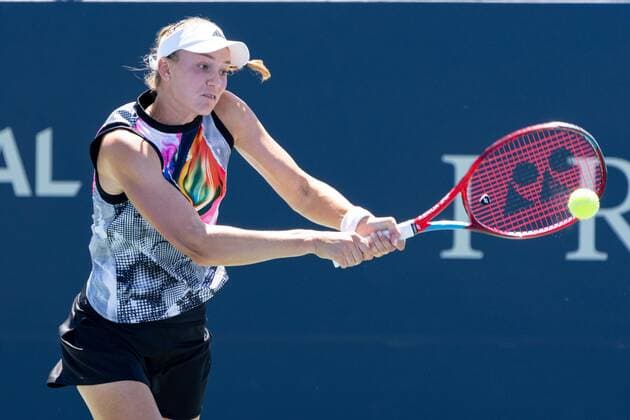 TORONTO, ON - AUGUST 10: Elena Rybakina returns the ball during her National Bank Open tennis tournament second round match on August 10, 2022, at Sobeys Stadium in Toronto, ON, Canada. (Photo by Julian Avram Icon Sportswire) TENNIS: AUG 10 National Bank Open Icon2208101625
