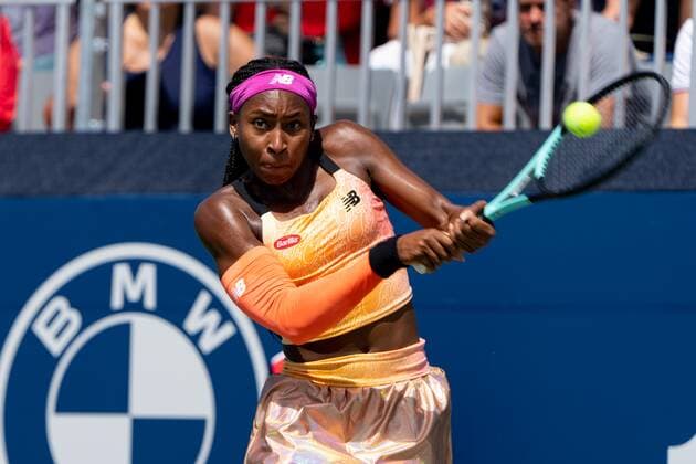 TORONTO, ON - AUGUST 10: Coco Gauff returns the ball during her National Bank Open tennis tournament second round match on August 10, 2022, at Sobeys Stadium in Toronto, ON, Canada. (Photo by Julian Avram Icon Sportswire) TENNIS: AUG 10 National Bank Open Icon2208100727