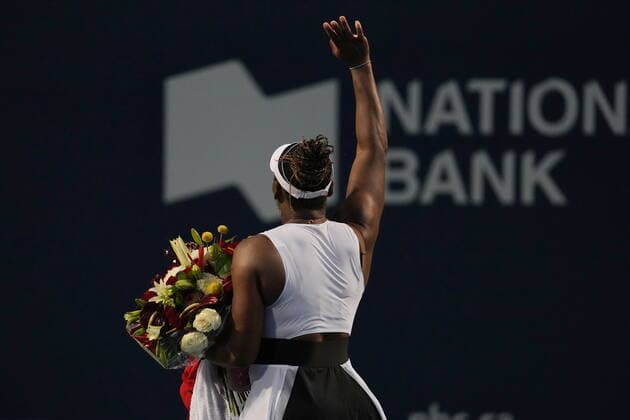 August 10, 2022, TORONTO, ON, CAN: Serena Williams, of the USA, leaves the court carrying flowers and waving to fans after her defeat against Belinda Bencic, of Switzerland, during the National Bank Open tennis tournament in Toronto on Wednesday, August 10, 2022. Serena Williams - ZUMAc35_ 20220810_zaf_c35_180 Copyright: xChrisxYoungx