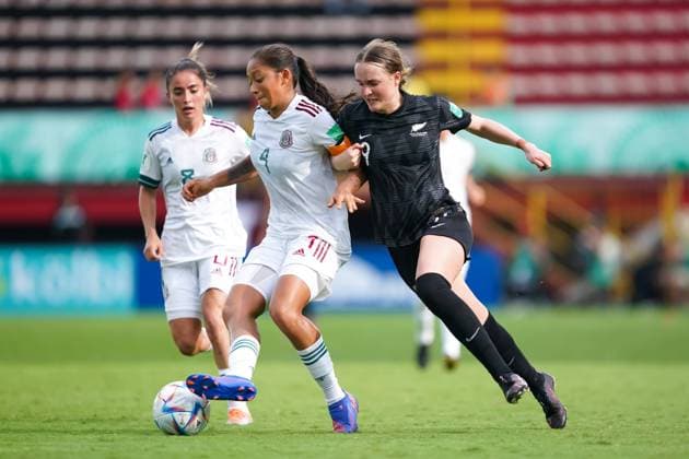 Alajuela, Costa Rica, August 10th 2022: Ava Pritchard (9 New Zealand) and captain Kinberly Guzman (4 Mexico) battle for the ball (duel) during the FIFA U20 Womens World Cup Costa Rica 2022 football match between New Zealand and Mexico at Morera Soto in Alajuela, Costa Rica. (Daniela Porcelli SPP) Copyright: xDanielaxPorcellix xSPPx spp-en-DaPoSp-20220810-JDP07974A