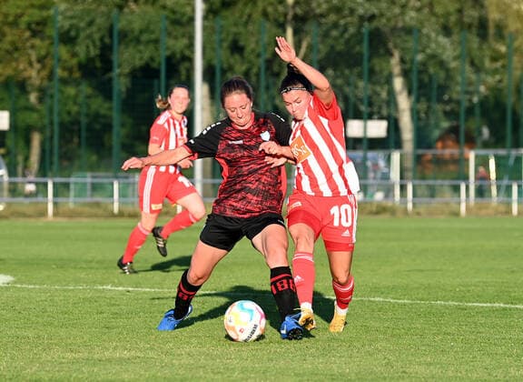 Fussball, Frauen, Saison 2022 2023, Testspiel, 1. FC Union Berlin - FC Viktoria 1889 Berlin (1:2), v. l. Margareta Lorenz (FC Viktoria 1889 Berlin), Latoya Maxine Bach (1. Frauen 1. FC Union), 10.08. 2022, Copyright: xMatthiasxKochx