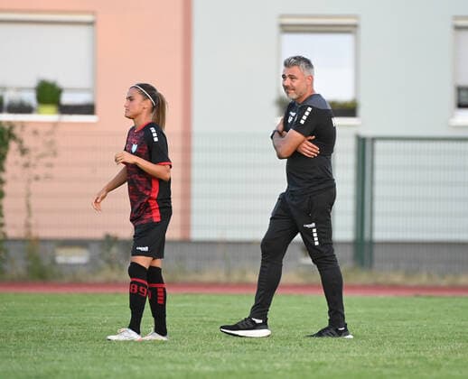 Fussball, Frauen, Saison 2022 2023, Testspiel, 1. FC Union Berlin - FC Viktoria 1889 Berlin (1:2), v. l. Aylin Yaren (FC Viktoria 1889 Berlin), Trainer Alejandro Prieto (FC Viktoria 1889 Berlin), 10.08. 2022, Copyright: xMatthiasxKochx