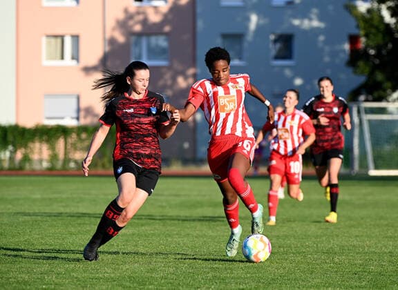 Fussball, Frauen, Saison 2022 2023, Testspiel, 1. FC Union Berlin - FC Viktoria 1889 Berlin (1:2), v. l. Pia Ortner (FC Viktoria 1889 Berlin), Naika Reissner (1. Frauen 1. FC Union), 10.08. 2022, Copyright: xMatthiasxKochx