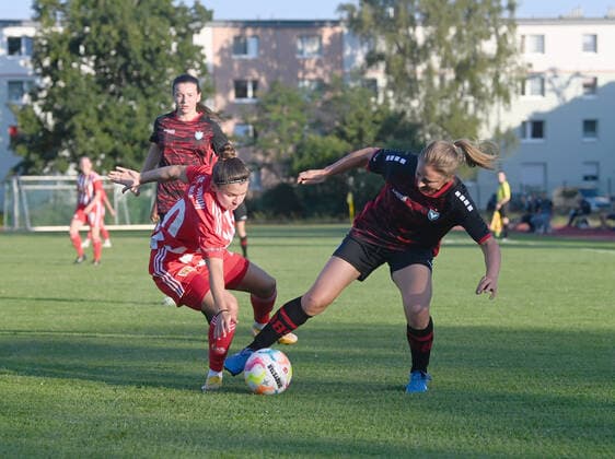 Fussball, Frauen, Saison 2022 2023, Testspiel, 1. FC Union Berlin - FC Viktoria 1889 Berlin (1:2), v. l. Latoya Maxine Bach (1. Frauen 1. FC Union), Margareta Lorenz (FC Viktoria 1889 Berlin), 10.08. 2022, Copyright: xMatthiasxKochx